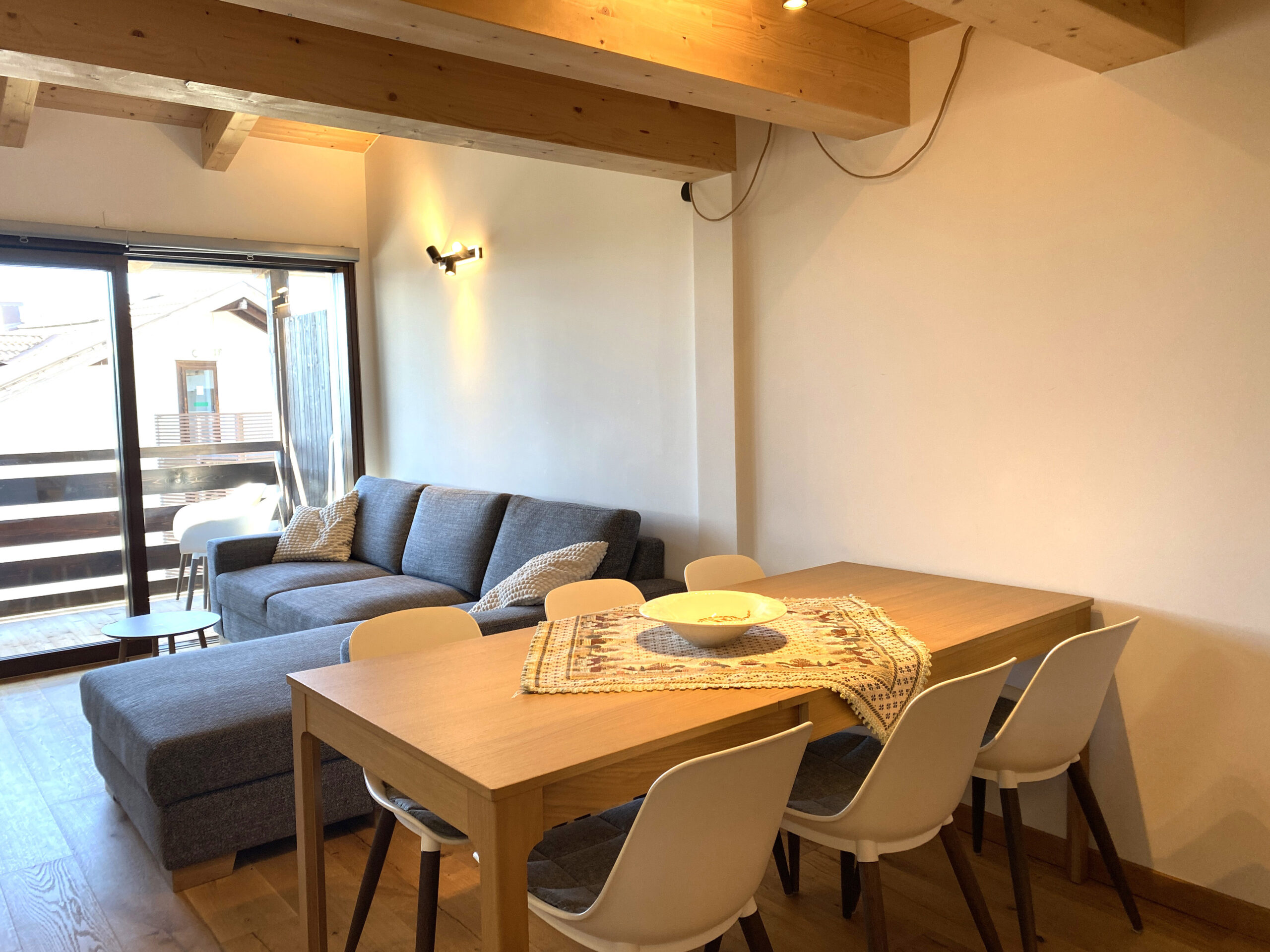 Soggiorno, Angolo pranzo e divano - Appartamento "A93A" - 3 stanze - Dosso Veronza - Ville di Fiemme